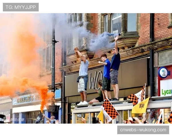 现场：狼队最后时刻反击得手，引发主场球迷疯狂庆祝